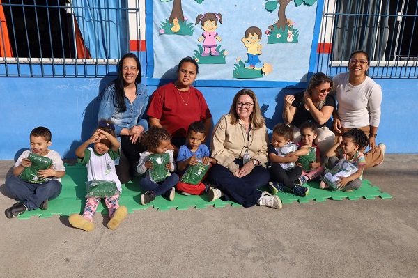 Alunos da Rede Municipal de Ensino recebem novos kits de uniformes