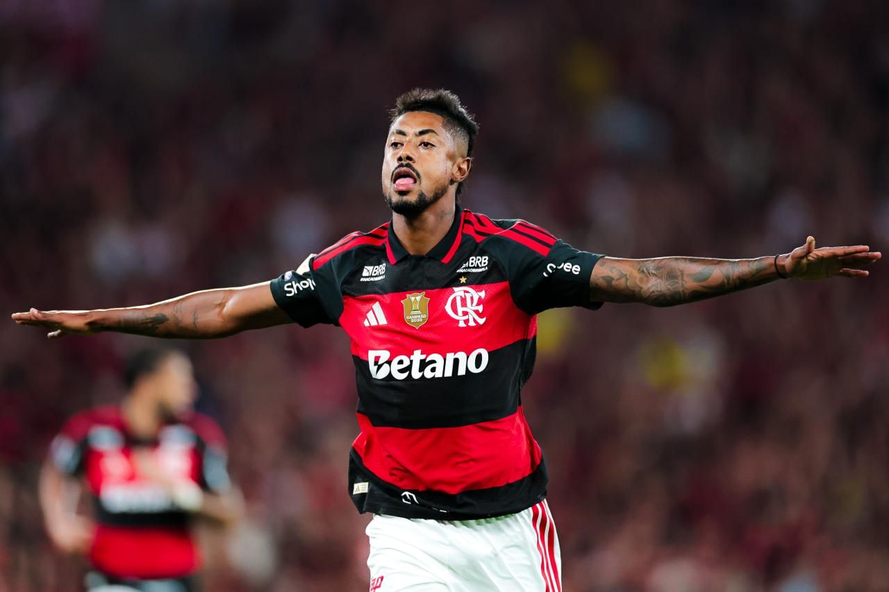 Com golaços de Erick Pulgar e Bruno Henrique, Flamengo bate o Vitória e segue na caça ao líder