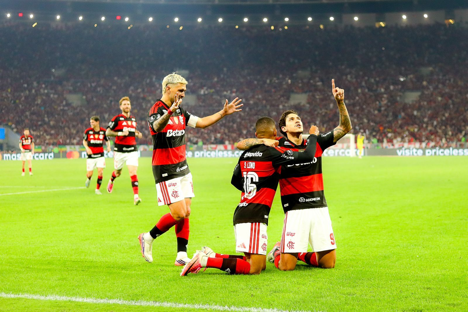 Com golaços de Arrascaeta e Samuel Lino, Flamengo bate o Cruzeiro e está nas quartas da Libertadores