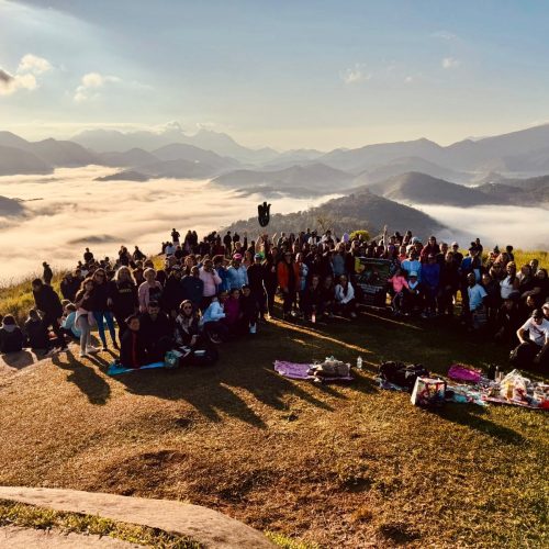 Trilha com Elas reúne mais de 300 pessoas ao nascer do sol em Teresópolis