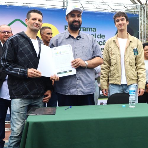 Casa da Gente: Prefeito Leonardo Vasconcellos entrega escrituras a moradores no Caleme