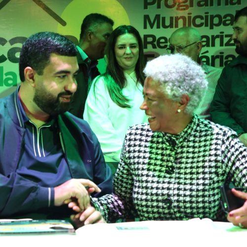 Moradores de Santa Cecília comemoram a entrega de registros de imóveis a mais 39 famílias