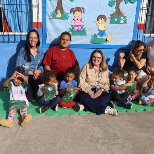Alunos da Rede Municipal de Ensino recebem novos kits de uniformes