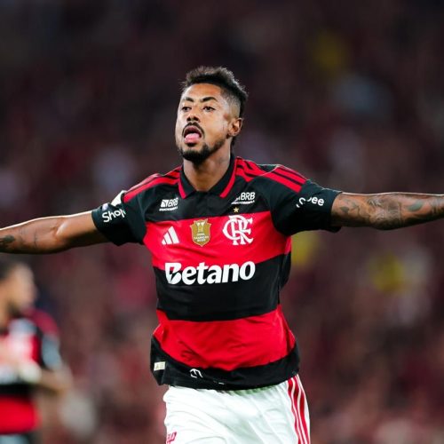 Com golaços de Erick Pulgar e Bruno Henrique, Flamengo bate o Vitória e segue na caça ao líder
