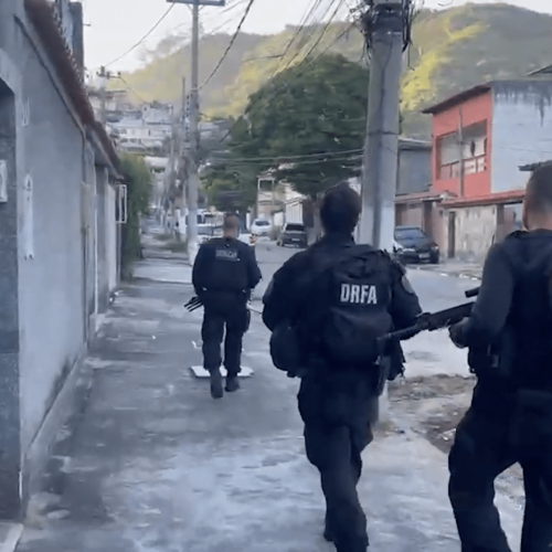 Polícias Civil e Militar realizam operação contra roubo e desmanche de veículos na Comunidade da Serrinha, em Madureira