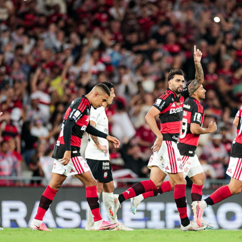 Flamengo luta até o fim, vence o Corinthians e reassume a liderança do Brasileirão